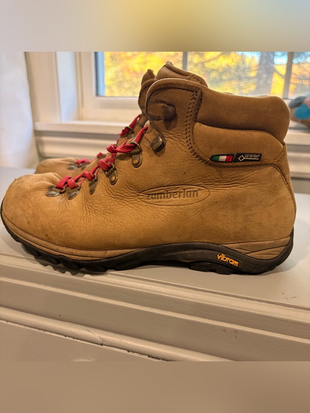 Zamberlan Women's size 8 Tan Lace-Up Hiking Boots with Red Laces
